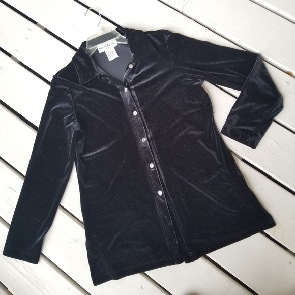 Ronni Nicole Tops - M blk velour feel button up tunic top
